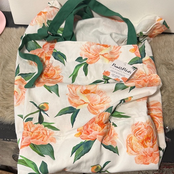 Floral apron with Green Straps - Picture 2 of 4